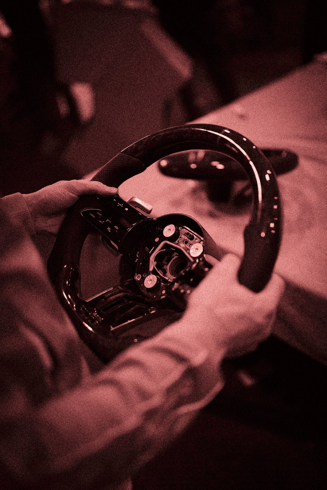 Volant en carbone forgé tenu en main à l'atelier NTech
