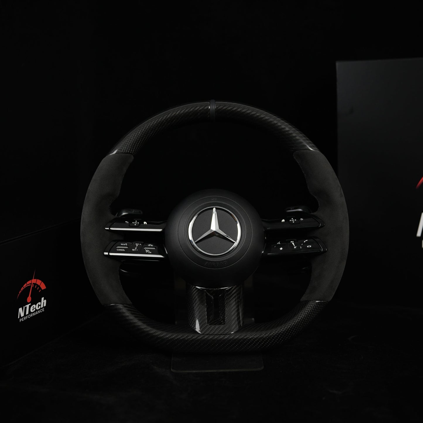 Volant en Stock Carbone tressé noir poignées Alcantara Noir Mercedes Classe A C E CLA GLA GLE GLS 2018+ (Copie)
