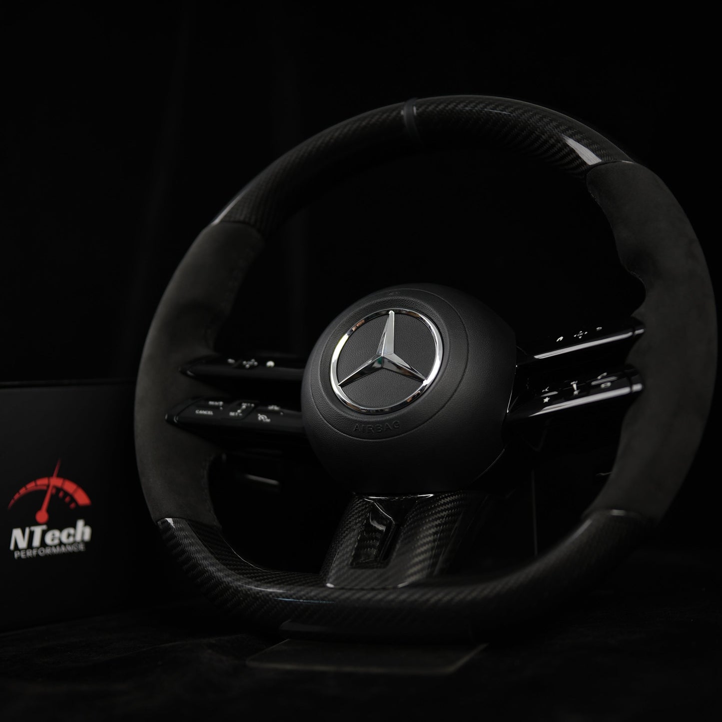Volant en Stock Carbone tressé noir poignées Alcantara Noir Mercedes Classe A C E CLA GLA GLE GLS 2018+ (Copie)