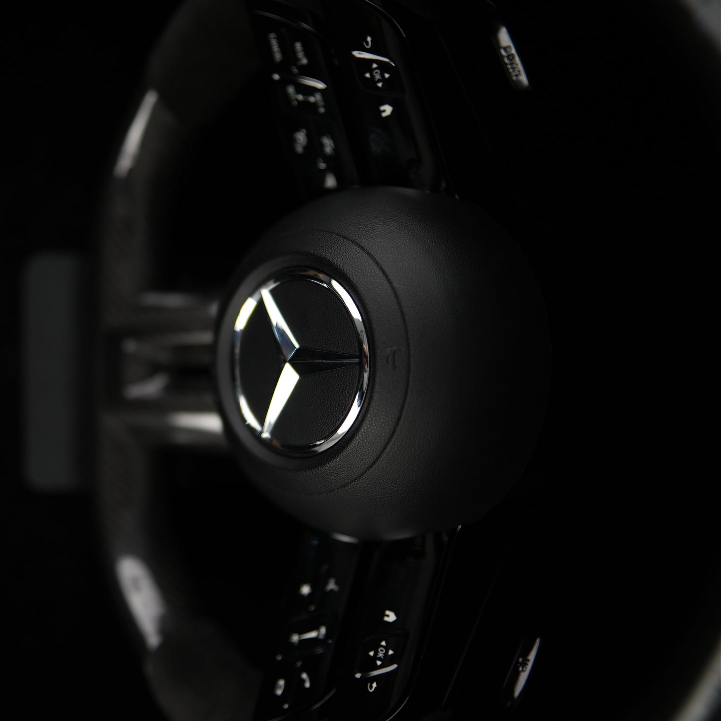 Volant en Stock Carbone tressé noir poignées Alcantara Noir Mercedes Classe A C E CLA GLA GLE GLS 2018+ (Copie)