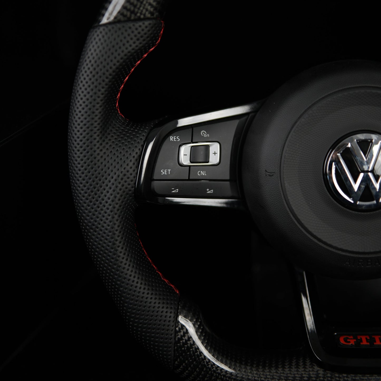 Vorrätiges schwarzes Carbon-Lenkrad, Shift-LEDs – VW Golf 7 GTI R, Polo, Scirocco, Tiguan (2013+)