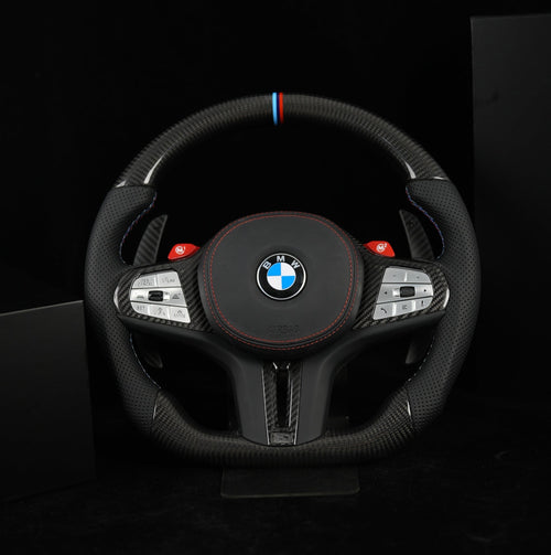 Vorrätiges Carbon-Lenkrad – Schwarzes Carbon-Geflecht, schwarzes gelochtes Leder, Vollcarbon-Zierelemente – M1 M2 BMW G-Serie 2019+