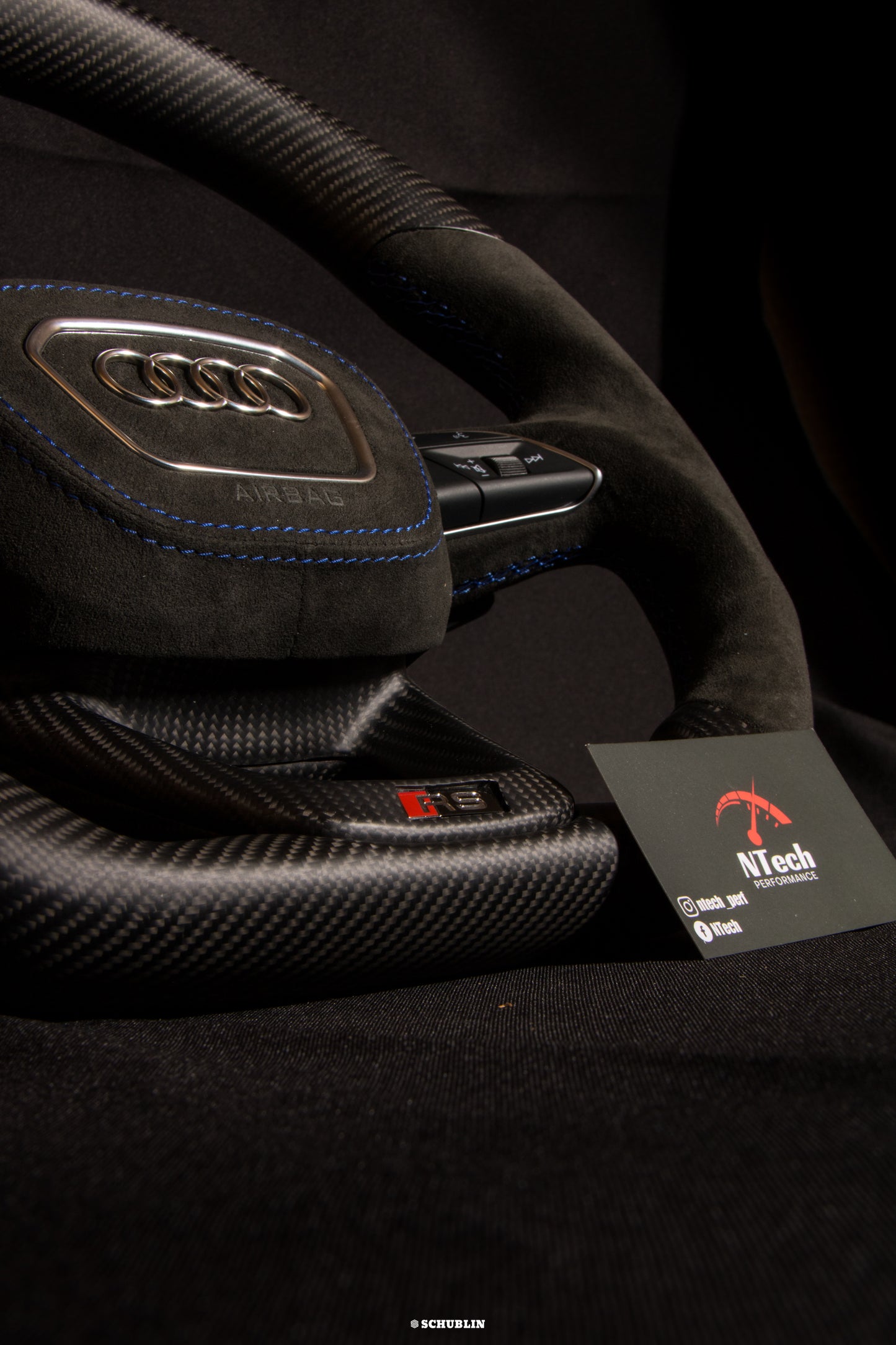 Volant Carbone Personnalisé Audi Q/RS 8Y